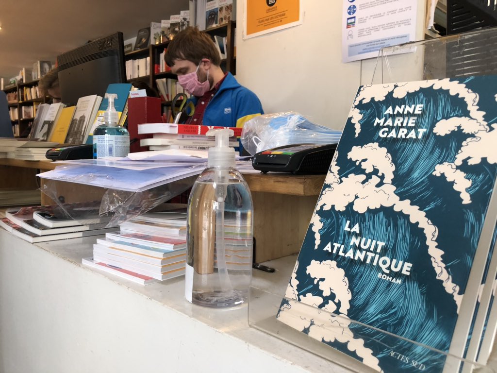 franckriester's tweet photo. Aujourd’hui et demain, nos librairies rouvrent leurs portes. L’équipe de la librairie « Comme un roman » à Paris se prépare : sens de circulation, gestes barrières, gel hydroalcoolique. Je suis venu les saluer et leur dire que l’État est là pour les accompagner. #TousEnLibrairie https://t.co/jdzVDj6Unw