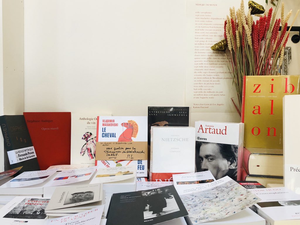 franckriester's tweet photo. Aujourd’hui et demain, nos librairies rouvrent leurs portes. L’équipe de la librairie « Comme un roman » à Paris se prépare : sens de circulation, gestes barrières, gel hydroalcoolique. Je suis venu les saluer et leur dire que l’État est là pour les accompagner. #TousEnLibrairie https://t.co/jdzVDj6Unw