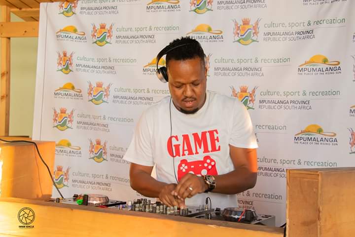 MiMusic12's tweet photo. #AllWhiteStreamingParty Mpumalanga’s very own! Powered by the Department of Culture Sports and Recreation @DCSROfficial
For Audio Visual Production and Online Broadcasting Contact: 0820945782

Live Streaming by #KhayaMedia
#LockdownMusicFestivals #StayHome #MiMusic https://t.co/dDDITOUjjT