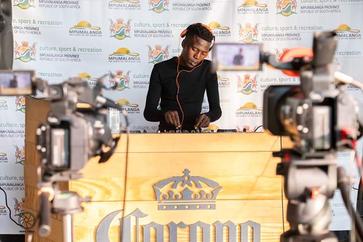 MiMusic12's tweet photo. #AllWhiteStreamingParty Mpumalanga’s very own! Powered by the Department of Culture Sports and Recreation @DCSROfficial
For Audio Visual Production and Online Broadcasting Contact: 0820945782

Live Streaming by #KhayaMedia
#LockdownMusicFestivals #StayHome #MiMusic https://t.co/dDDITOUjjT