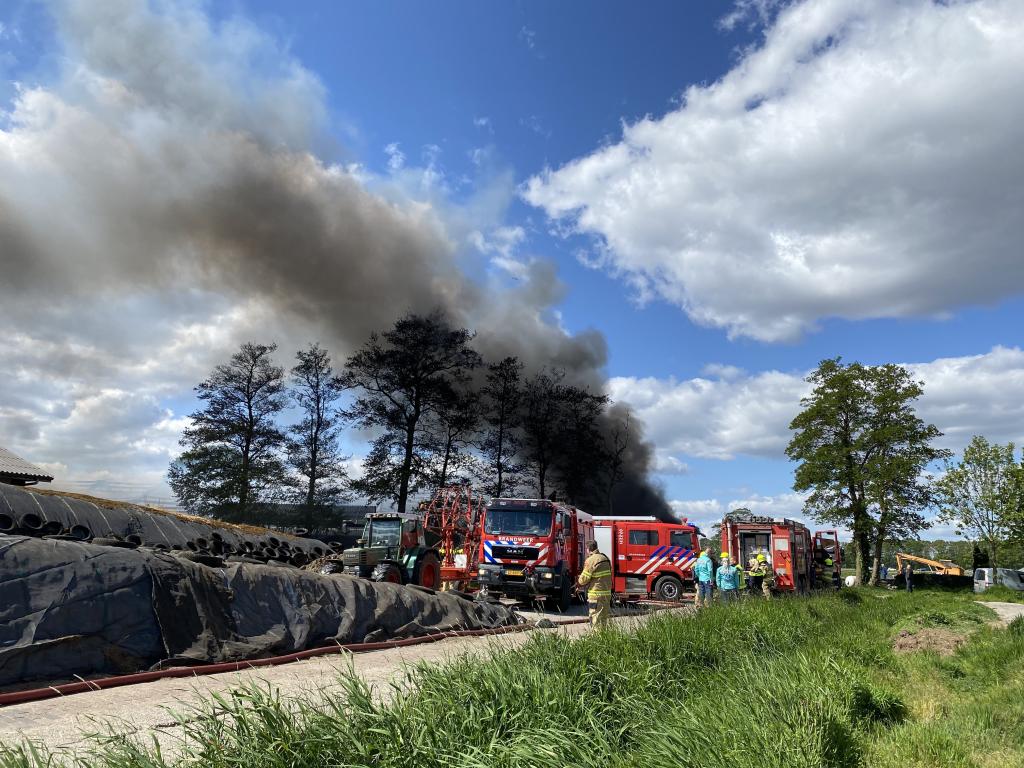 Grote brand in kippenschuur Harskamp, rookwolken in wijde omgeving te zien..