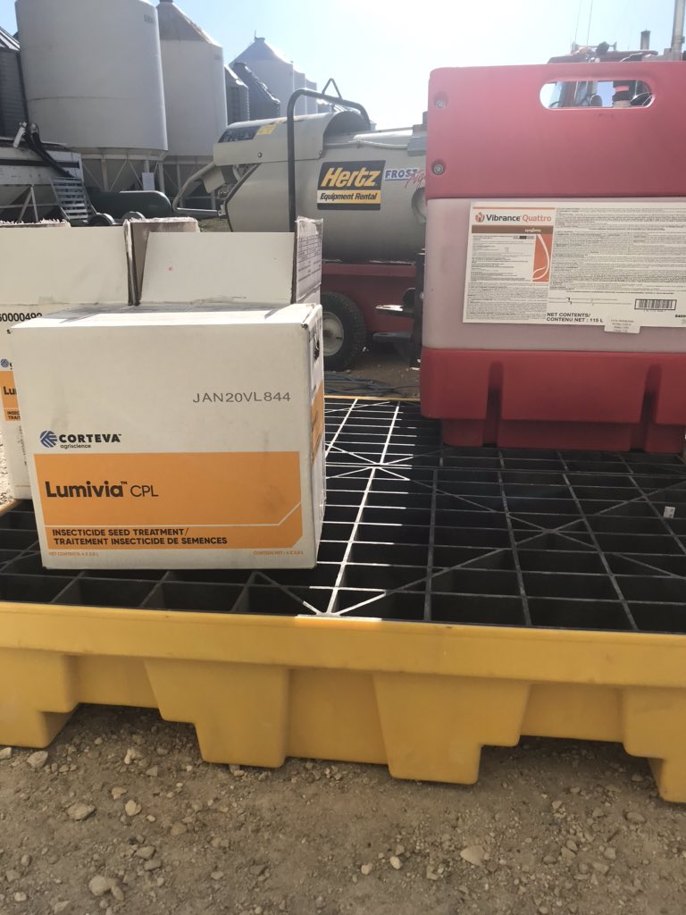 FosterAgService's tweet image. Our cold weather treating combo 👍🏻 cutworms don’t stand a chance! And our Herman Nelson is keeping everyone and everything, including the treatment warm! @syngentacanada @CortevaCA @CaelynShearer @SteveClark87