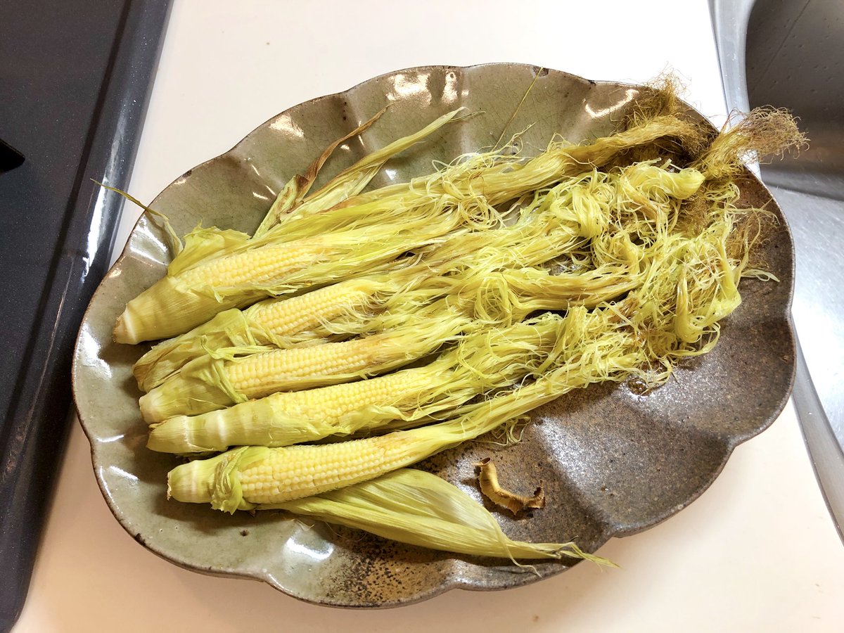 おりえ ヤングコーンの季節だ 髭を保護してオーブンで蒸し焼き お醤油を振りかけて髭もむしゃむしゃ食べる 美味しいよね