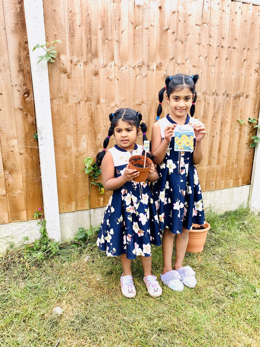 sujithkirijah's tweet photo. @longmoorcps our sunflower challenge selfie’s 🌻🌻.happy 🌱 planting.😊 https://t.co/hpDhqUUBnv