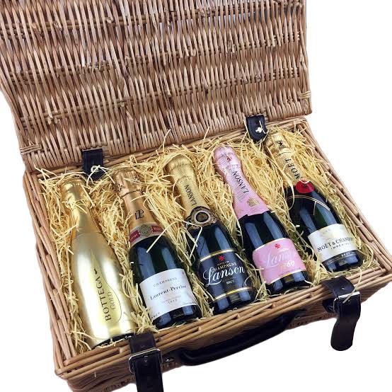 BilLionMAsk's tweet photo. Paket untuk @isoooppe, tertulis dari Kanna Fujihara yang cantik dari distrik Diamonds.

[ Aesop! Suka wine? Aku kirim banyak untukmu. Nikmati dengan pujaan hatimu, ya! ] https://t.co/mRyY8DlCNE