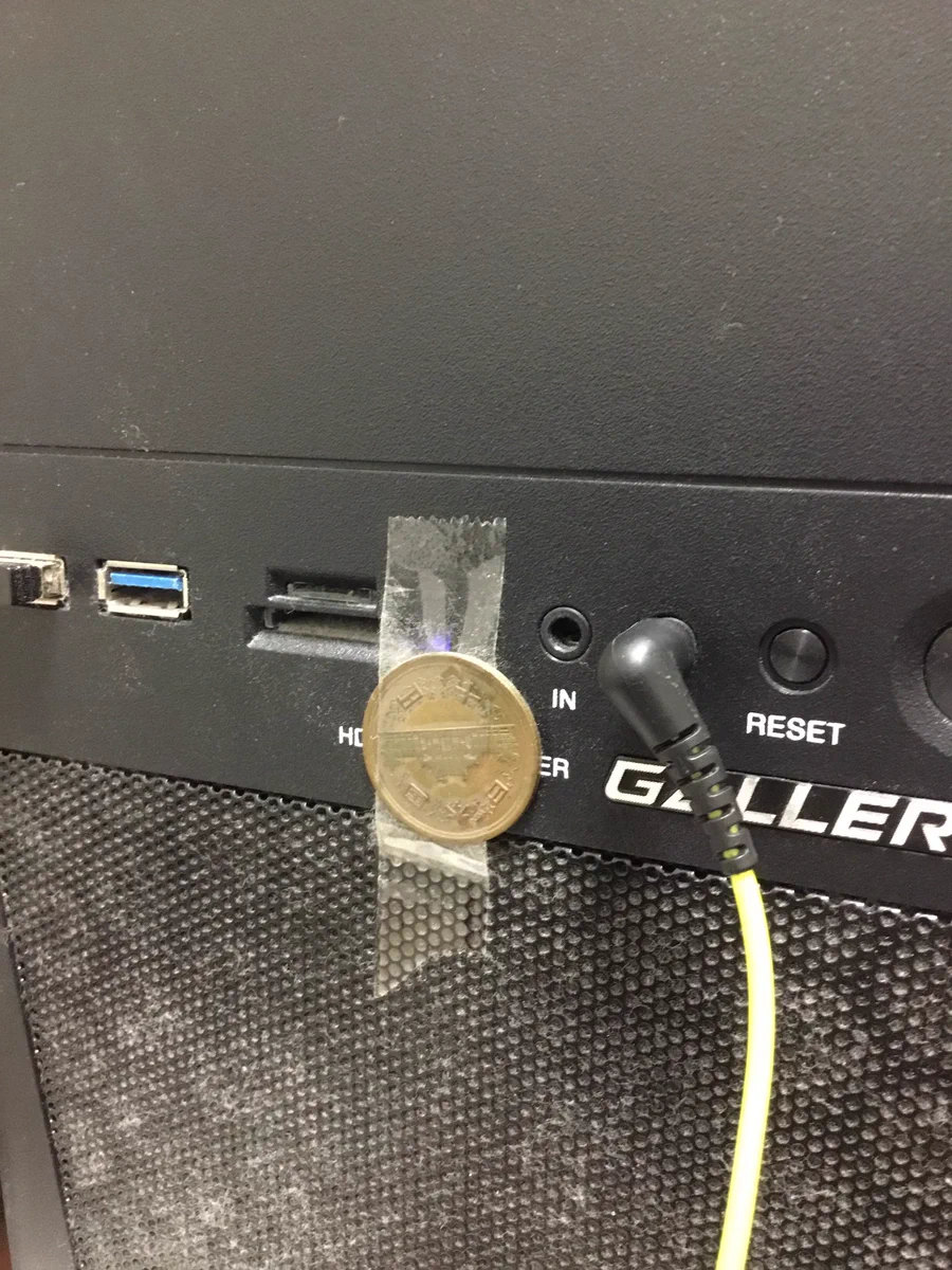 深夜に光るアクセスランプにキレ散らかした結果？10円玉をセロテープで貼り付けるwww