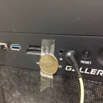 深夜に光るアクセスランプにキレ散らかした結果？10円玉をセロテープで貼り付ける!