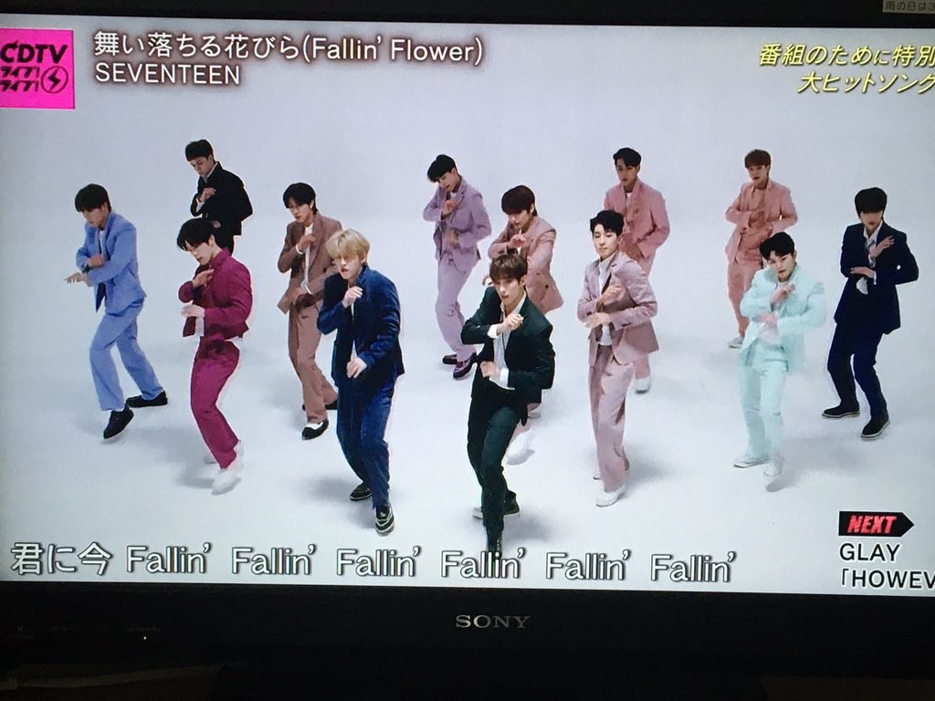 MogamiTohko's tweet photo. #SEVENTEEN

この人らの映像なかなかやばい。 
ダンスが綺麗！
必ず誰もが一度はセンターに来る。
歌詞と声を使い分けて配役してる感じ。
メイン→背景への切り替えがナチュラル過ぎ。
スーツの色迄計算されている？
モノクロのシーンになっても綺麗。

全部自分達でやってるってやばいな。 https://t.co/mT2qpttUfV