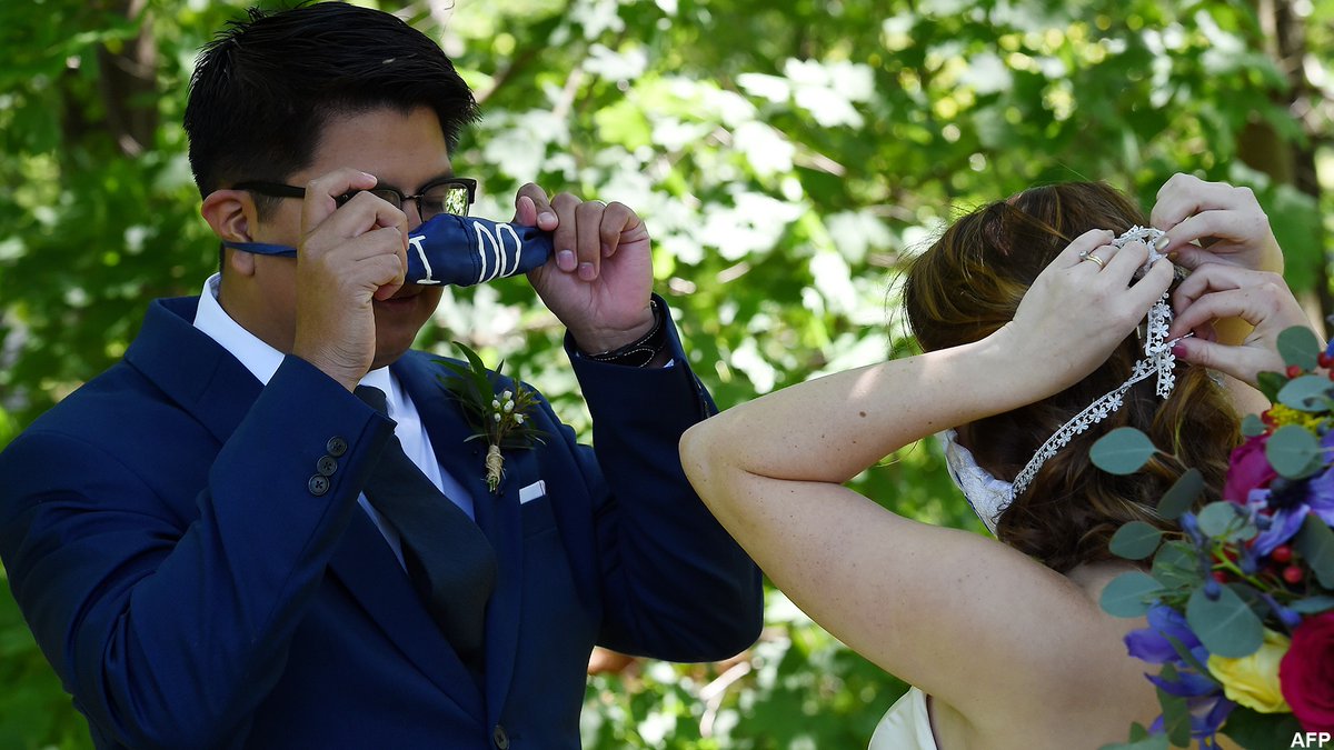 VoaKurdi's tweet photo. Li bajarê Rustburg yê eyaleta Virginia, l Amerîka roja Şemiyê 9ê Gulanê bûk û zava Newlyweds Rachel û Sebastian Vasquez ahenga zewaca xwe di serdema vîrusa korona da pêk anî.
#zewac #hevjînî #bûkûzava #govend #maç #mask #vîrusakorona #Amerîka #virginia https://t.co/06RzgQzqbt