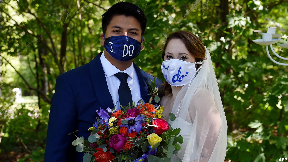 VoaKurdi's tweet photo. Li bajarê Rustburg yê eyaleta Virginia, l Amerîka roja Şemiyê 9ê Gulanê bûk û zava Newlyweds Rachel û Sebastian Vasquez ahenga zewaca xwe di serdema vîrusa korona da pêk anî.
#zewac #hevjînî #bûkûzava #govend #maç #mask #vîrusakorona #Amerîka #virginia https://t.co/06RzgQzqbt