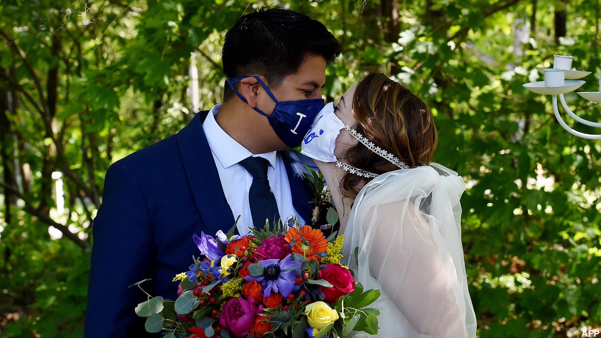 VoaKurdi's tweet photo. Li bajarê Rustburg yê eyaleta Virginia, l Amerîka roja Şemiyê 9ê Gulanê bûk û zava Newlyweds Rachel û Sebastian Vasquez ahenga zewaca xwe di serdema vîrusa korona da pêk anî.
#zewac #hevjînî #bûkûzava #govend #maç #mask #vîrusakorona #Amerîka #virginia https://t.co/06RzgQzqbt