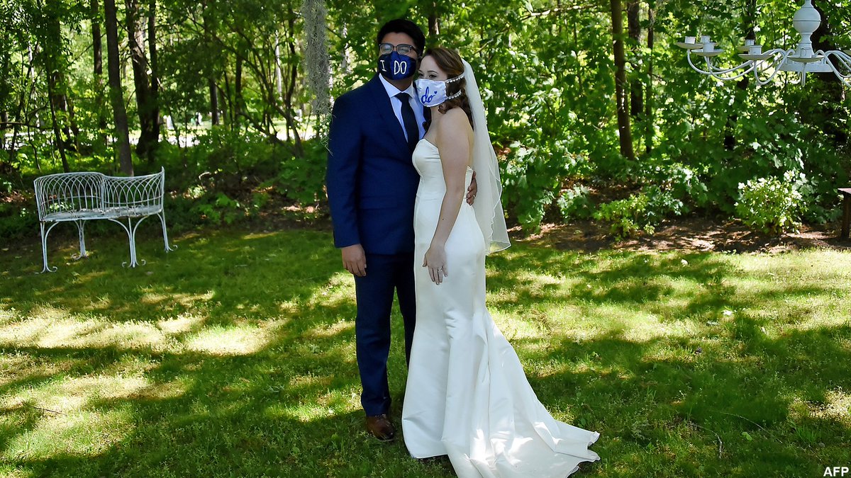 VoaKurdi's tweet photo. Li bajarê Rustburg yê eyaleta Virginia, l Amerîka roja Şemiyê 9ê Gulanê bûk û zava Newlyweds Rachel û Sebastian Vasquez ahenga zewaca xwe di serdema vîrusa korona da pêk anî.
#zewac #hevjînî #bûkûzava #govend #maç #mask #vîrusakorona #Amerîka #virginia https://t.co/06RzgQzqbt