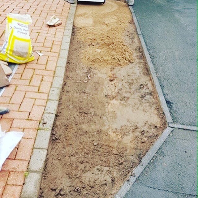 ManorBuildingUK's tweet photo. Here are some images of a job we completed earlier this year in Aigburth. We had to lift and renew paving slabs that had been damaged by a large truck reversing onto them. #ManorBS
#ManorBuildingSolutions #quality https://t.co/TTd4yQGNWe