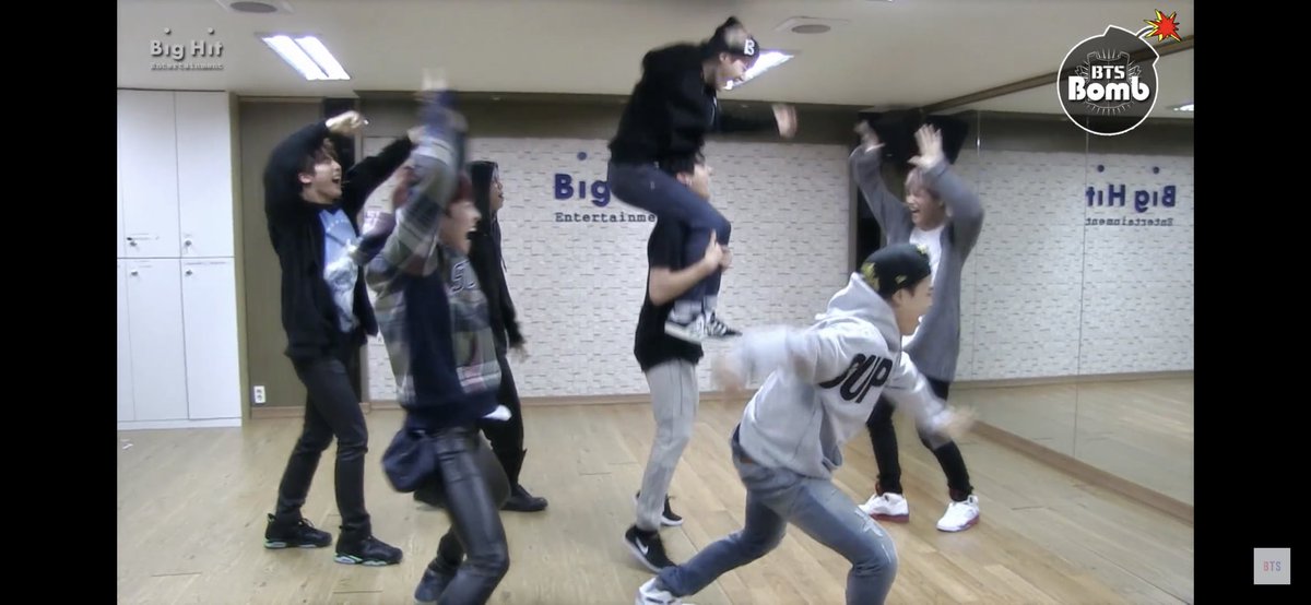 rapperthv's tweet photo. omfg i can hear their screams and foot stomps https://t.co/CXqFvtHiz2