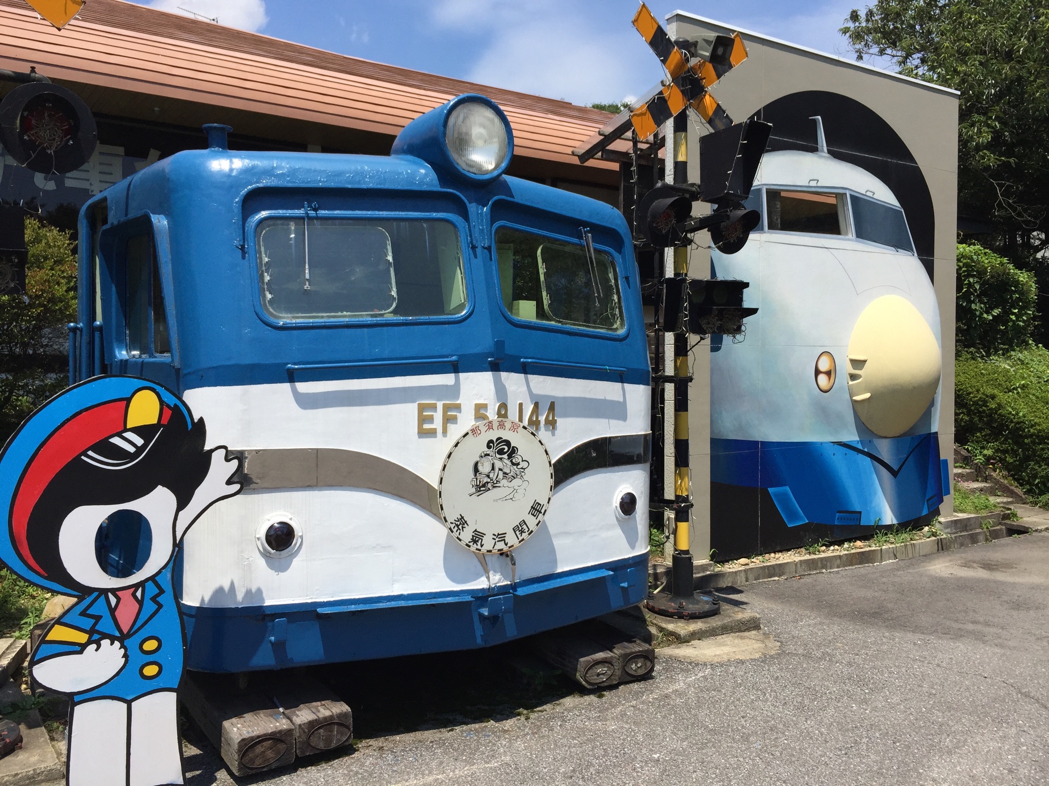 尾張でおわり 屋外にef58の一部を切り取った物が展示されている Wikipediaで調べると 保存車両が一般公開されている施設は以下 レストラン蒸氣汽関車 那須slランド 碓氷峠鉄道文化むら 鉄道博物館 Jr東日本大宮総合車両センター リニア