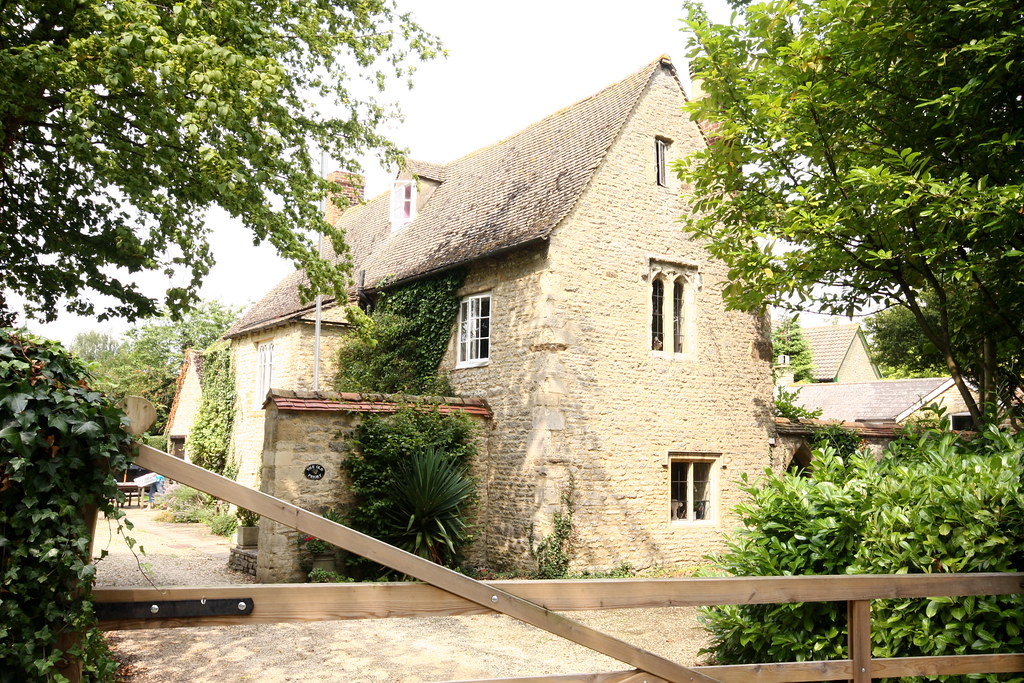 and here is the wall of a house near the parish church that probably incorporates the gatehouse of Bicester Priory, and Old Priory House to the S, thought to be the guest house, although annoyingly on streetview some blokes got his ladder in front of the medieval two-light window