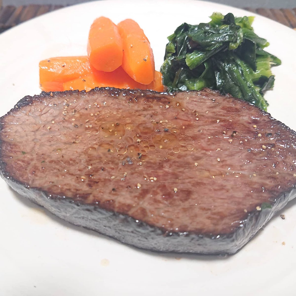 やまちゃん やまりあ On Twitter 肉 阿久さんのローストビーフを堪能 でも 仕事部屋にて軟禁生活なので１人にはもったいない量なので閃いた 贅沢カットしてステーキにして食べてみたら バリうま でした 人参 のグラッセとほうれん草のバターソテーも添えてみた