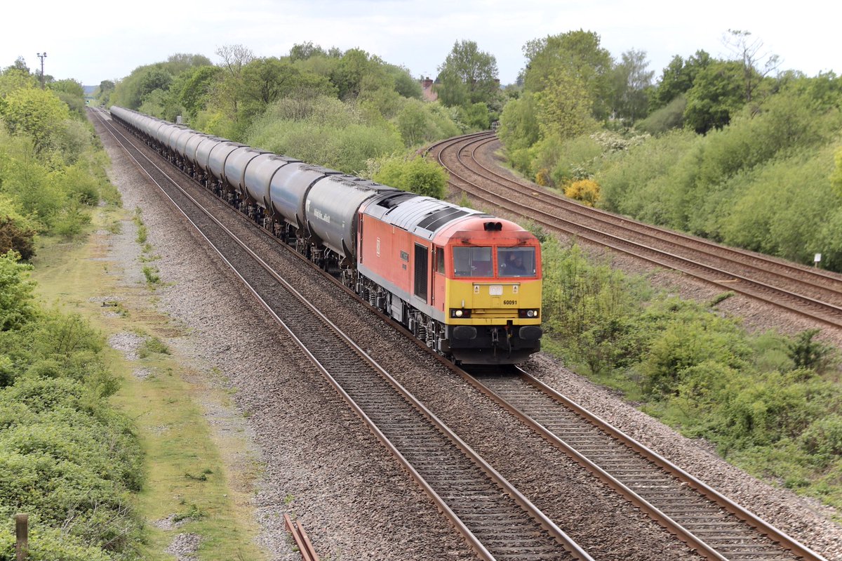 HiPa125's tweet photo. A friendly wave from the driver of DB Cargo #Class60 60091 ‘Barry Needham’, hauling 6E54 1104 Kingsbury Oil Sidings > Immingham Humber Oil Refinery, as he eases for a signal check at Stenson Jn 👋🏽🚦
#OnceADayExercise 🚲
11/05/20 https://t.co/U84ZrhBVbG