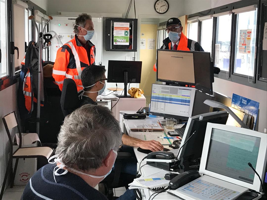 MaintenanceSNCF's tweet photo. @OJUBAN, Directeur Régional @TERPays2LaLoire  auprès des équipes du Technicentre @paysdelaloire cet après midi. Visite sur le terrain : Atelier de Maintenance, Poste de circulation. #EnTrainTousResponsables https://t.co/wABoZf9gwa