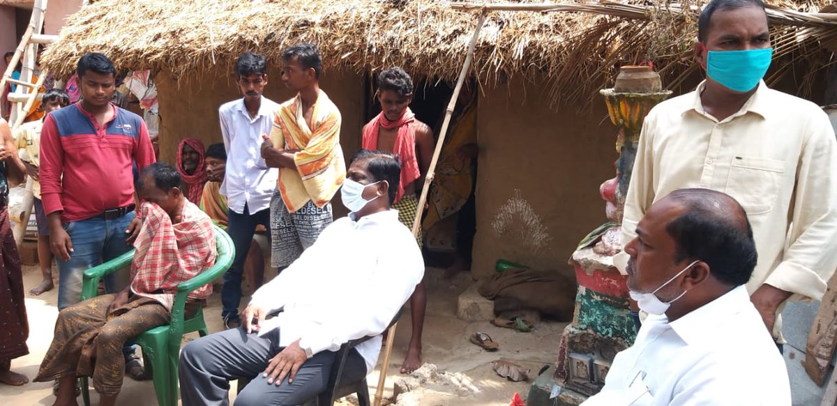 BJD4Puri's tweet photo. ଦୁଇ ଦିନ ତଳେ ଏକ ମମ୍ରନ୍ତୁତ ଦୁର୍ଘଟଣାରେ ପୂର୍ଣ୍ଣ ଚନ୍ଦ୍ର ଭୋଇ ଙ୍କର ଧର୍ମ ପତ୍ନୀ ଙ୍କ ମୃତ୍ୟୁ ଖବର ପାଇ ରାଜ୍ୟ ଯୋଜନା ବୋର୍ଡ ର ଉପାଧ୍ୟକ୍ଷ @BurmaSanjay ବ୍ରହ୍ମଗିରି ବ୍ଲକର ଡିମିରିସେଣା ପଞ୍ଚାୟତର ହୁବାସାହିକୁ ଯାଇ ଶୋକ ସନ୍ତପ ପରିବାର ବର୍ଗ ଓ ହୁବା ସାହିର ଗ୍ରାମ ବାସିଙ୍କୁ ସାନ୍ତ୍ଵନା ଦେଇଥିଲେ
@Naveen_Odisha 
@bjd_odisha https://t.co/C1qwjnwv6r