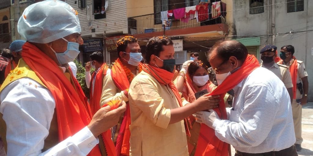 NitinNabin's tweet photo. #covid_19
वैश्विक महामारी कोरोना में बांकीपुर विधानसभा क्षेत्र के विश्विद्यालय मंडल के स्वास्थ्यकर्मी,पुलिसकर्मी  एवं सफ़ाईकर्मी दिन रात सेवारत हैं।आज इन कोरोना वारियर को कुम्हरार के विधायक श्री अरुण सिन्हा जी, वार्ड 41 के पार्षद श्रीमती कंचन देवी जी के साथ सम्मानित किया - https://t.co/rgbleDvc7w