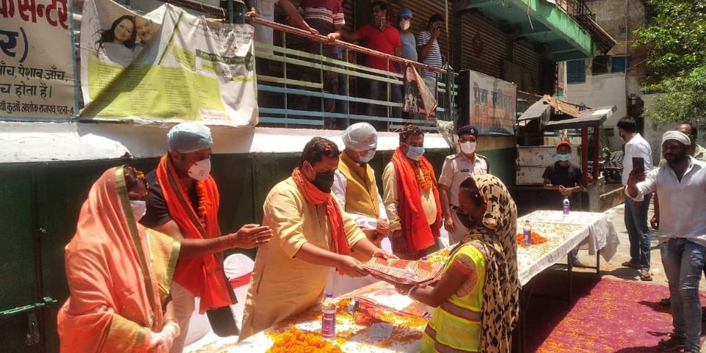 NitinNabin's tweet photo. #covid_19
वैश्विक महामारी कोरोना में बांकीपुर विधानसभा क्षेत्र के विश्विद्यालय मंडल के स्वास्थ्यकर्मी,पुलिसकर्मी  एवं सफ़ाईकर्मी दिन रात सेवारत हैं।आज इन कोरोना वारियर को कुम्हरार के विधायक श्री अरुण सिन्हा जी, वार्ड 41 के पार्षद श्रीमती कंचन देवी जी के साथ सम्मानित किया - https://t.co/rgbleDvc7w