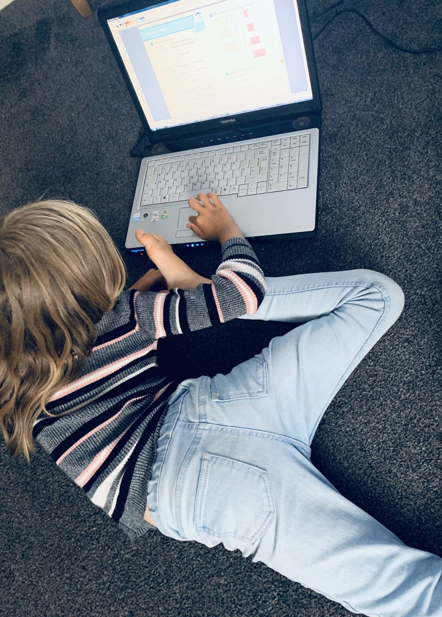 Maria160987's tweet photo. Kyra getting in some gymnastics whilst doing maths work 😁 @ScarthoInfants @WhiteRoseMaths https://t.co/GjYQRgIE1g