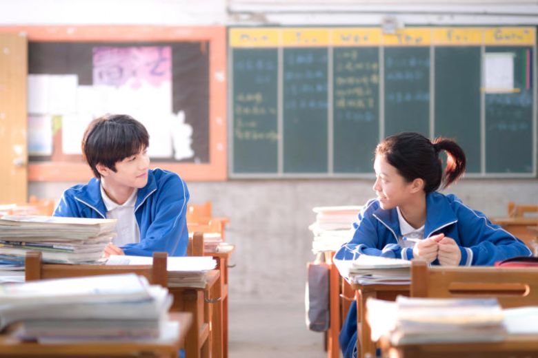  #LoveTheWayYouAre (Movie) rating 7.5/10 another youth movie (not a drama, obv) with 17 years old Song Weilong as nerd-turned-into-hottie Fang Yuke + Vivian Sung (female lead in “Our Times”). Love how hardworking and honest the female lead is  such an inspiration!