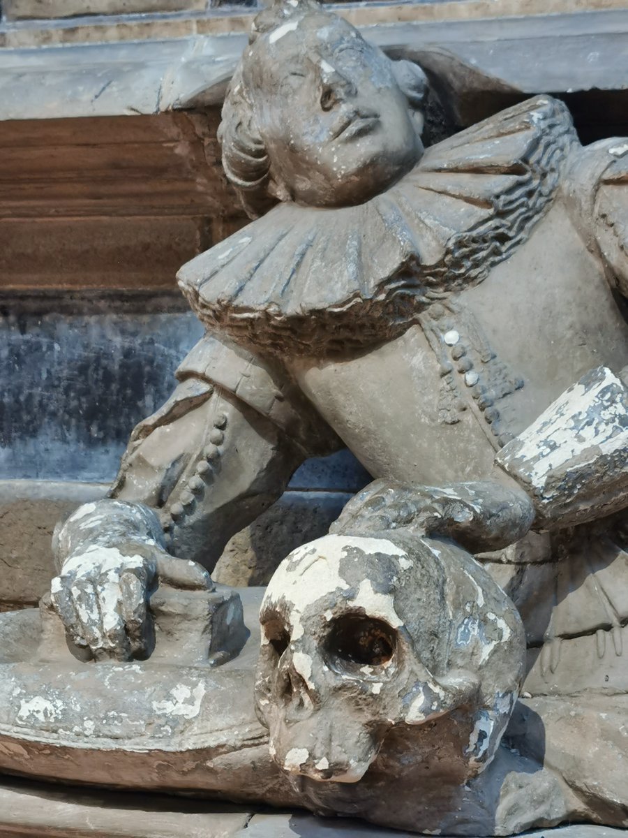  #MementoMoriMonday The double-sided tomb of two generations of Saviles, part in the chancel of St Michael, Thornhill, part in the Savile Chapel. Here, Sir Gerge Savile, 2nd Baronet d.1626 reclines with a warning skull.