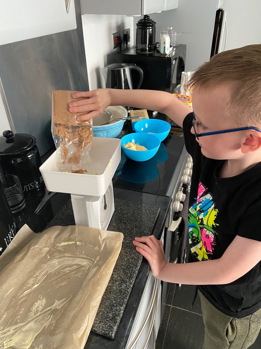 LeannePink3's tweet photo. @Y2CRA Daniel has had a busy morning making Millionaire shortbread https://t.co/RxLptfRn3p