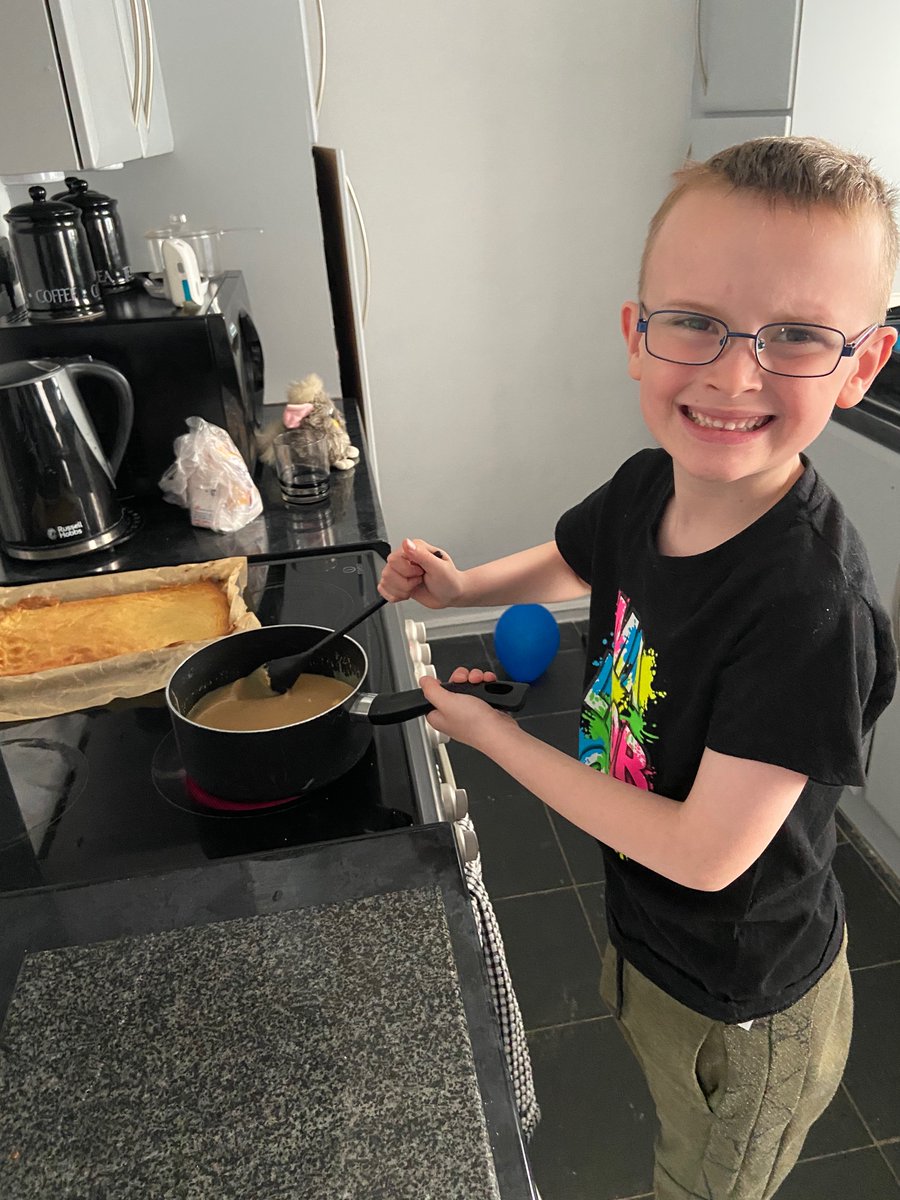 LeannePink3's tweet photo. @Y2CRA Daniel has had a busy morning making Millionaire shortbread https://t.co/RxLptfRn3p