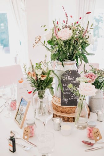 lovedupnorth's tweet photo. REAL WEDDING // NORTH WEST
Venue: @WestTowers 
Style: A rustic #wedding with pretty dusky palette 
Season: Summer
https://t.co/bkOoTFXMLD Pics Sarah Glynn Photography https://t.co/w6JOHQn73t
