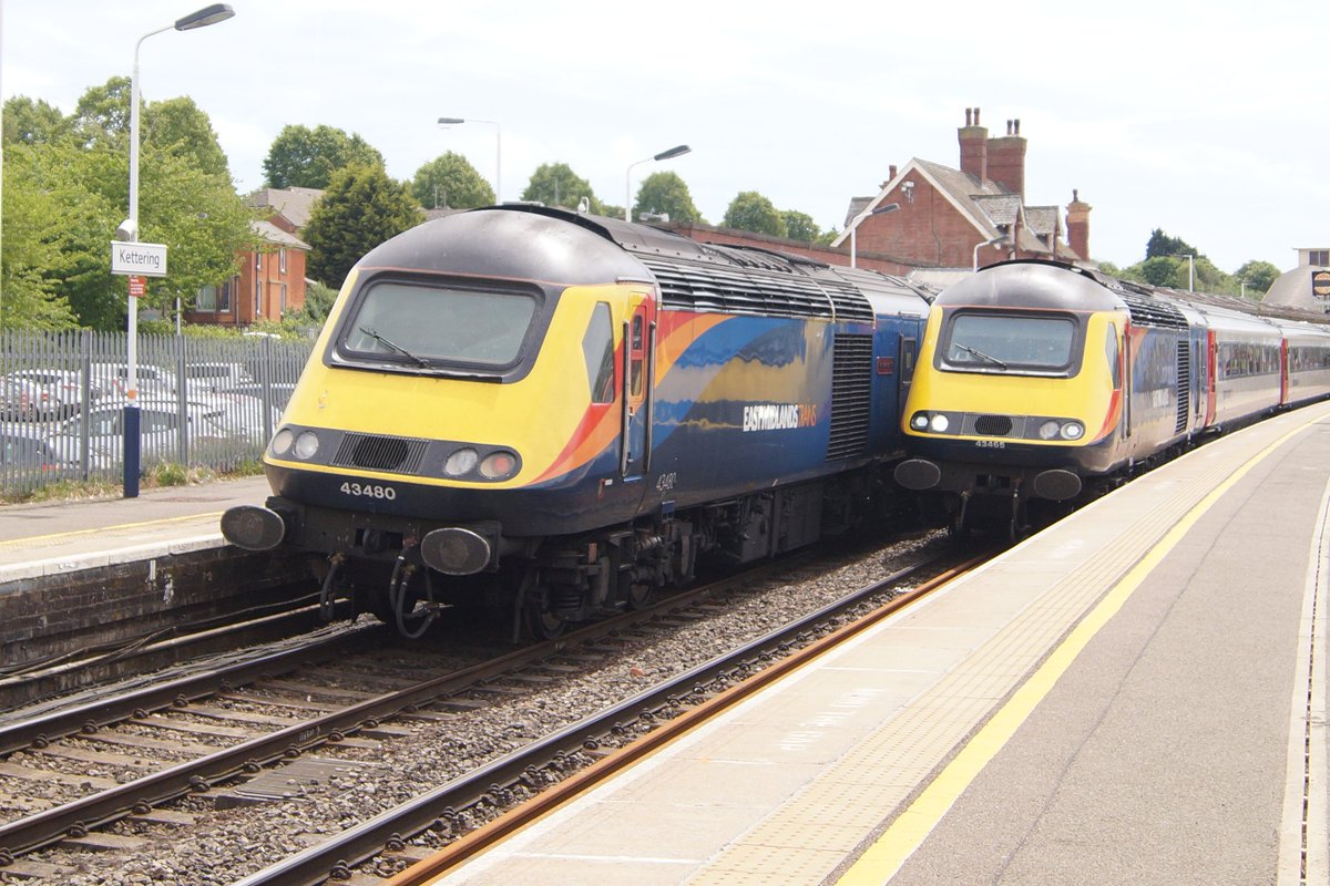 Another #MMLMONDAY post sees a pair yes a pair of  #hstangel sets passing each other at Kettering 43480 and 43465 01/06/19 #hst #midlandmainlinemonday