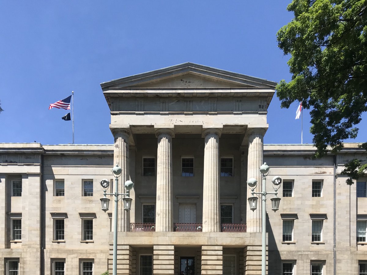 ncstatecapitol's tweet photo. Happy Monday from the Capitol! Feeling good about this blue sky. 😍☀️ #spring #NCSpring #NChistoricsites https://t.co/JCaSOq0l5k