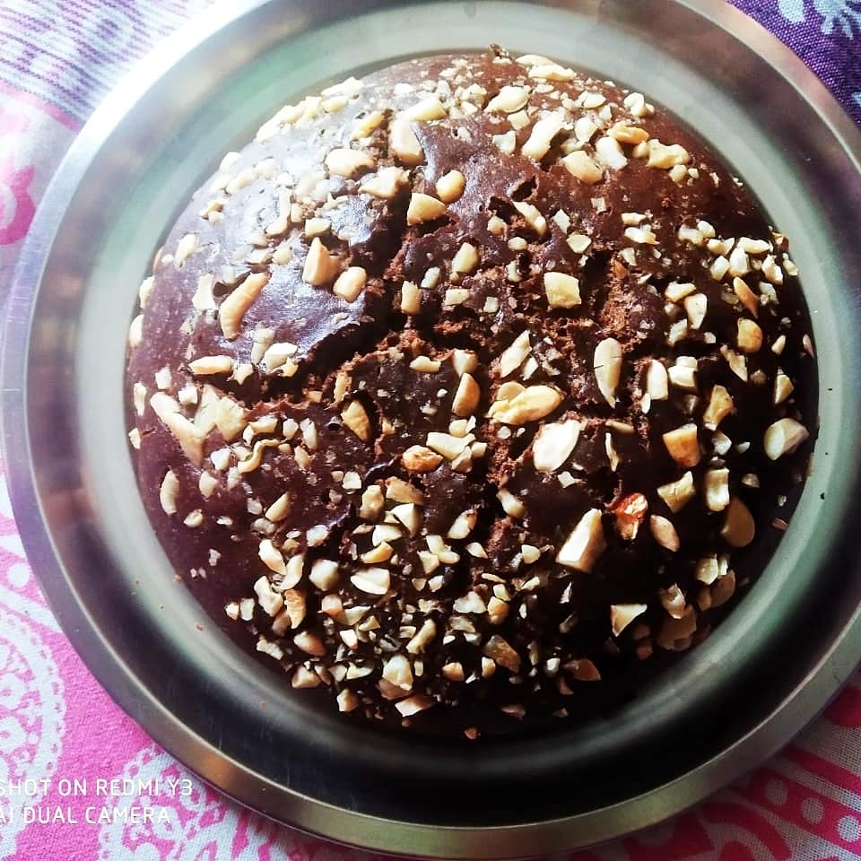 ZaikaZindagi's tweet photo. #homemade 
Chocolate nuts cake 🤤🤤 https://t.co/VSPV9XwSXa