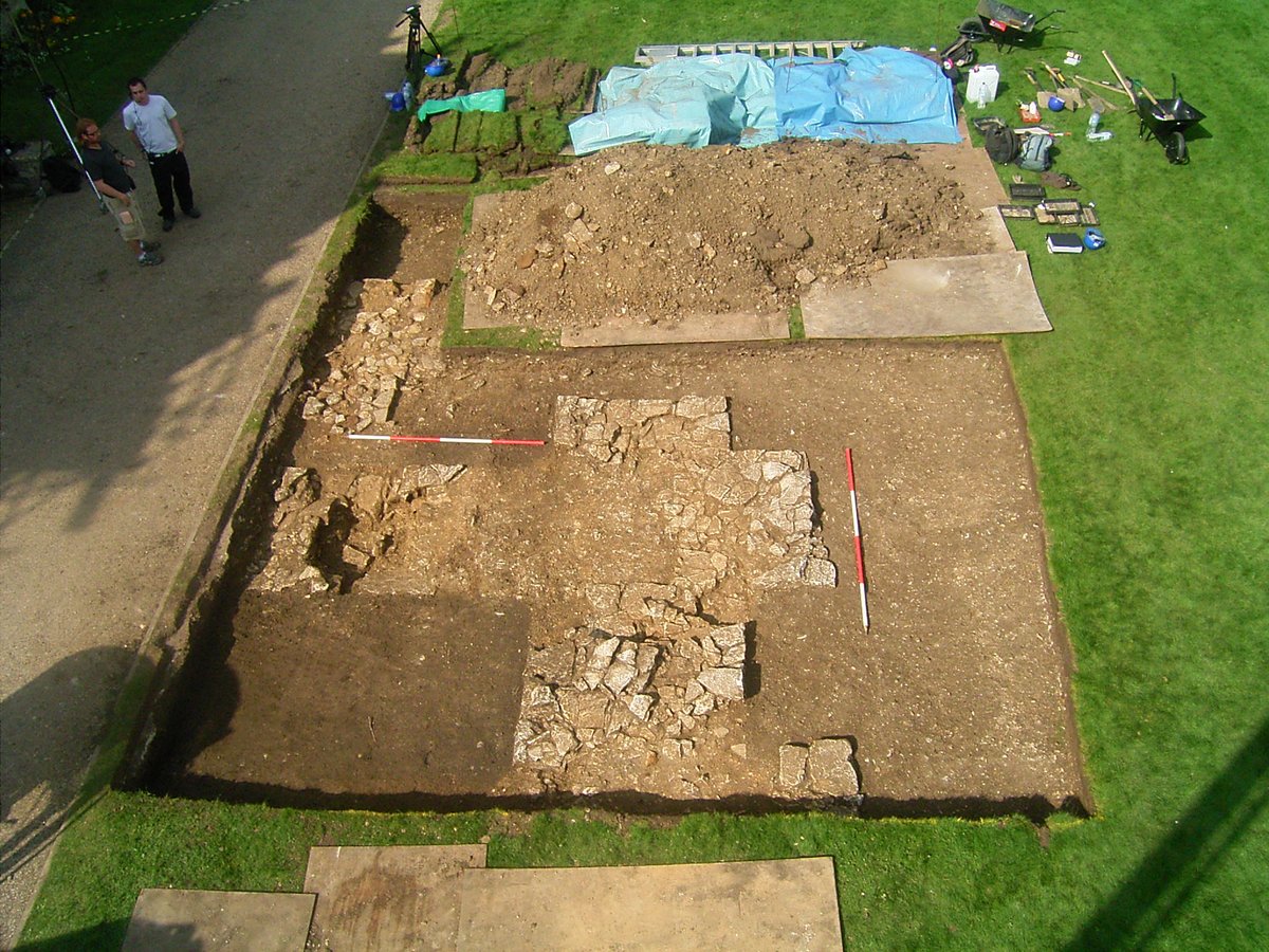 Burford Priory was a hospital and Augustinian house that grossed £16 (lol) in 1534/5. The 13thc arcade in the house I can find no pictures of. It's currently inhabited by Elisabeth Murdoch and her ex who got Time Team to dig it up 2008 presumably rather than pay for it themselves