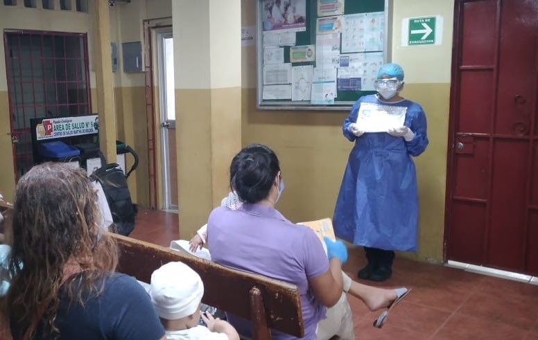 Salud_Guayas's tweet photo. CS #MarthaDeRoldós asesora a usuarios externos sobre como prevenir las transmisión del #Covid_19 mediante socializaciones brindadas por el personal de salud. https://t.co/oqRoj2TPhI
