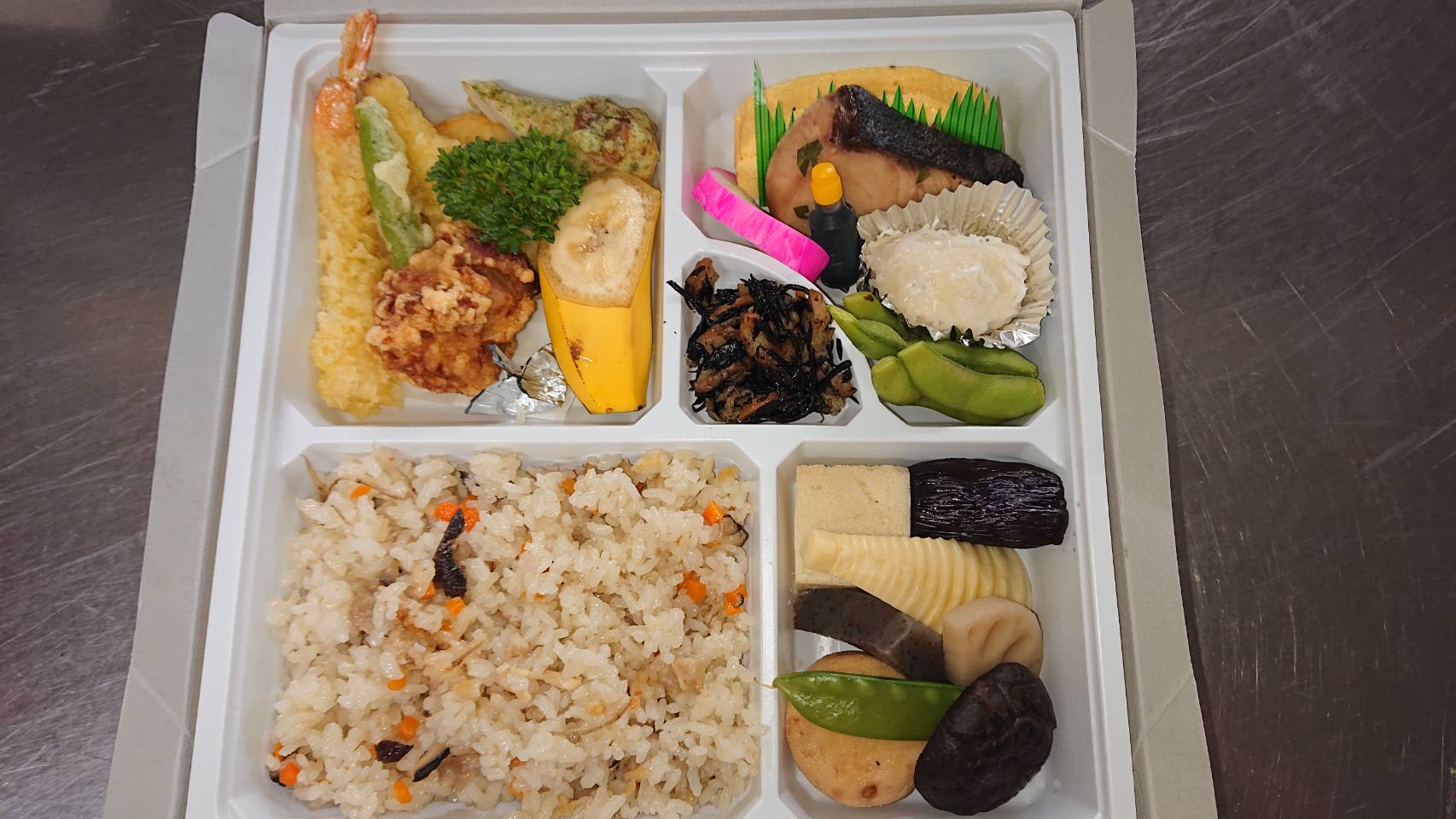 ばしけん 島根県出雲市の方 料亭翠泉の仕出し弁当 出雲そばの生麺が前日予約配達可能になりました ランチ 食べに行くのが不安だったり バランスの良い和食を食べてみたいという方は ぜひどうぞ 値段は1 000円前後です Tel 0853 21 3137 料亭翠泉
