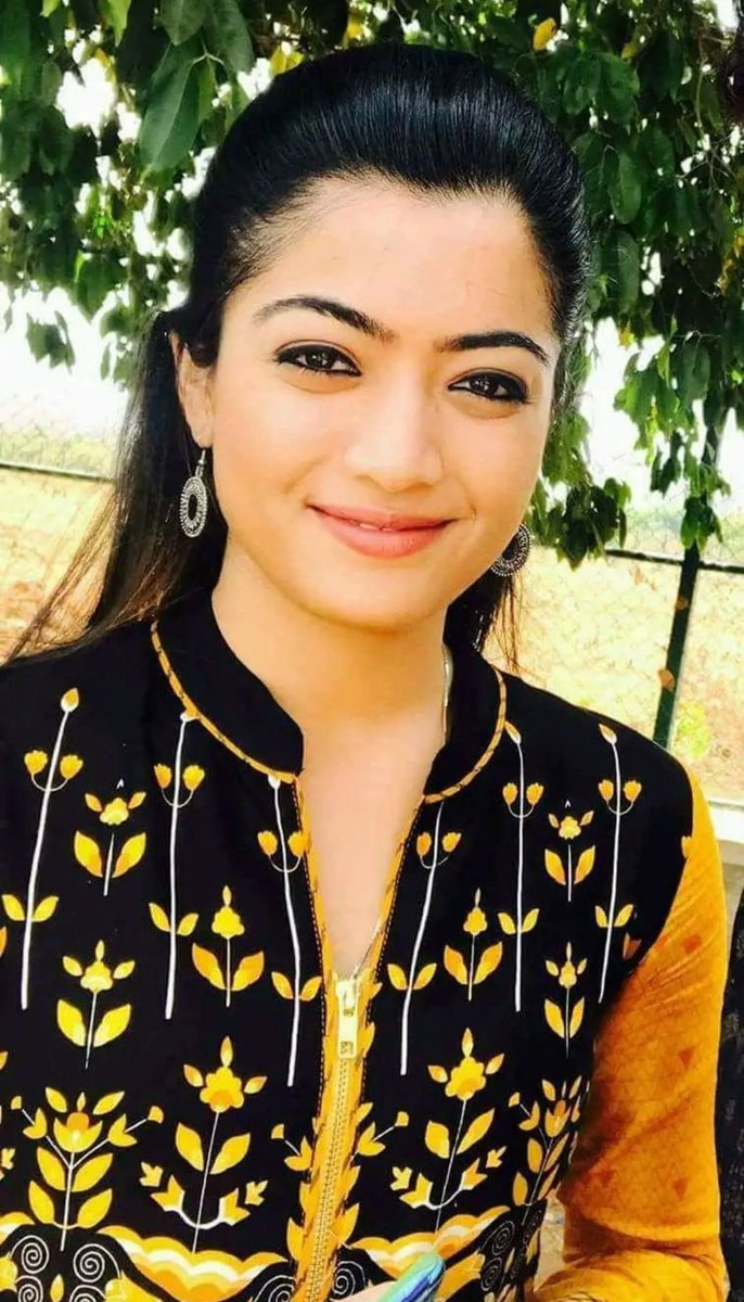 RashmikaUpdates's tweet photo. Nice smile @iamRashmika https://t.co/v2Puhs9BJu