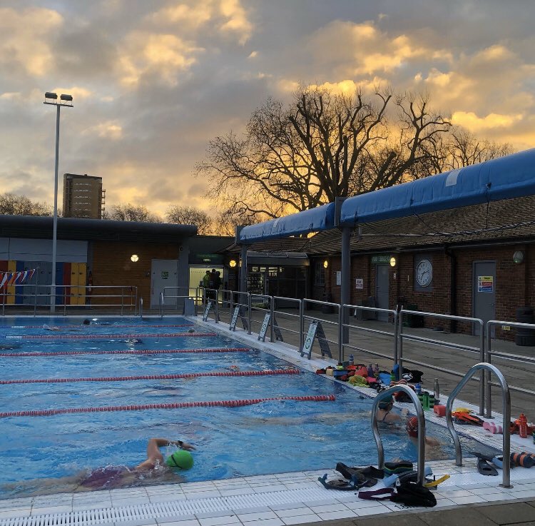 SwimForTri's tweet photo. No @LDNFieldsLido tonight so instead we worked our stretch cords at lunchtime on Zoom. https://t.co/pfFJBSgnkH  if you want to catch up. 35min technique mainset. #triathlontraining #openwaterswimming https://t.co/H1JlviWYz8