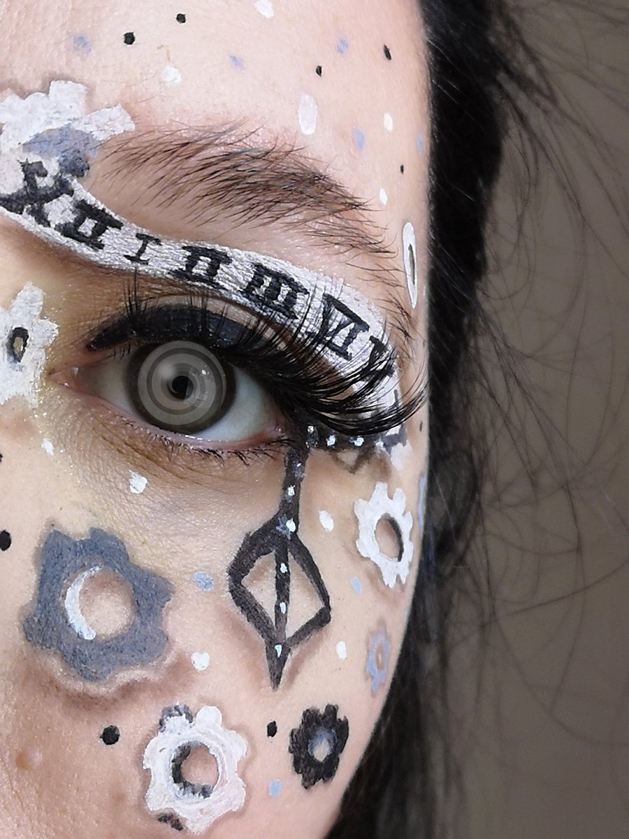 makeup_mummy17's tweet photo. Lost in time

@Snazaroo Black &amp; white paints
@ObsessionLDN_ feels eyeshadow palette

Lashes amazon
Eyes edited using @picsart

#MakeupObsessionPRList #makeup #facepainting https://t.co/EnAtfMlOwi