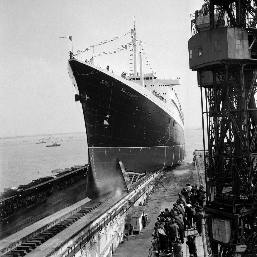 glambt's tweet photo. 11 mai 1960 - lancement du paquebot France à Saint-Nazaire. 60 ans. 
@VilleStNazaire #frenchline #paquebotfrance https://t.co/BmEspTv6la