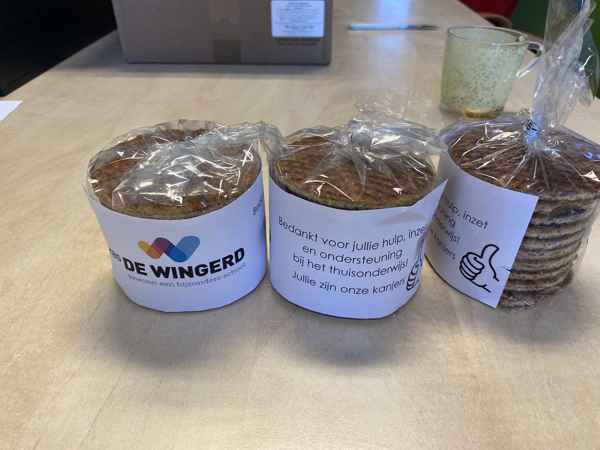 Vandaag hebben alle gezinnen namens ons team heerlijke stroopwafels ontvangen! Met dank aan Vincent van <a href="/StroopwafelsCom/">Stroopwafelkraam.com</a> Heel veel waardering voor alle ouders en verzorgers van <a href="/kbsdeWingerd/">De Wingerd</a> @SKOfv #JulliezijnOnzeHelden