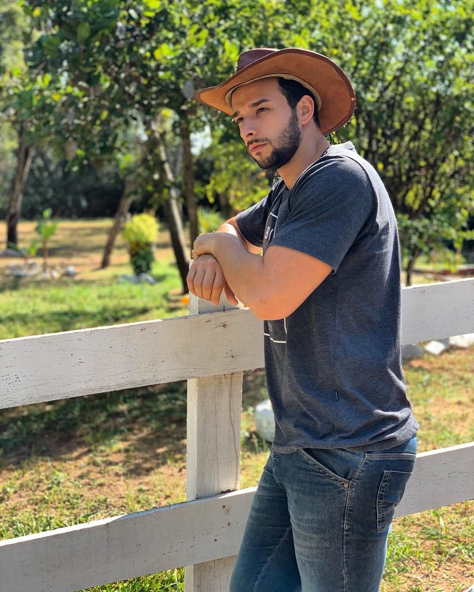 NandoeGabriel's tweet photo. Como já dizia Tião Carreiro: “Tendo amor e saúde da vida eu não reclamo, amo a vida que levo, e levo a vida que amo”. 
Boa semana, com muita fé e esperança moçada 🙏🏻👊🏻
#fiqueemcasa #fé #sertanejo https://t.co/WEpEpOsfM7