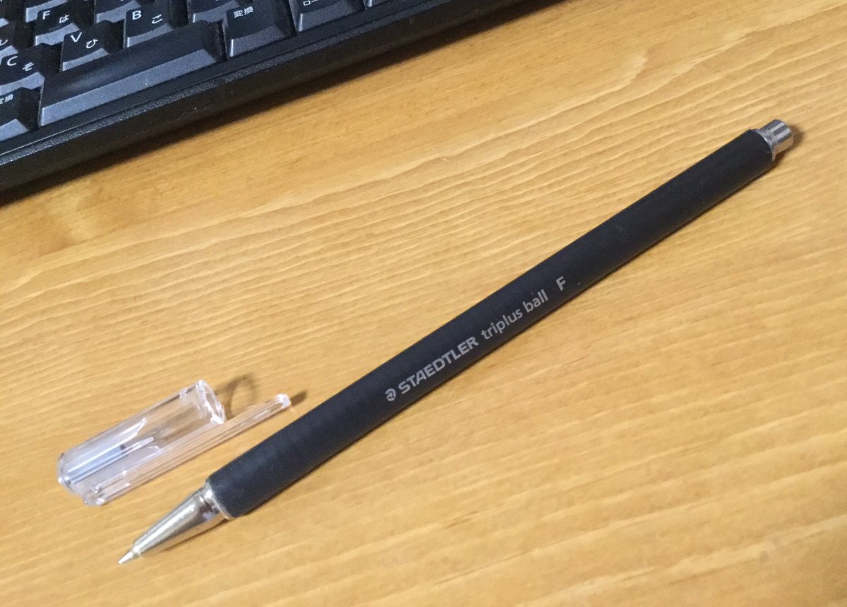Neko3no29Q's tweet photo. #STAEDTLER さんの
#triplus
は三角軸!
写真で分かるかな?ペン先の口金もキャップも三角形△なの
家にお気に入りボールペンはありますか?
ねこ🐱さんにもあるんだけど、
これはそのうちの1本😊 https://t.co/5NqjeDI8x9
