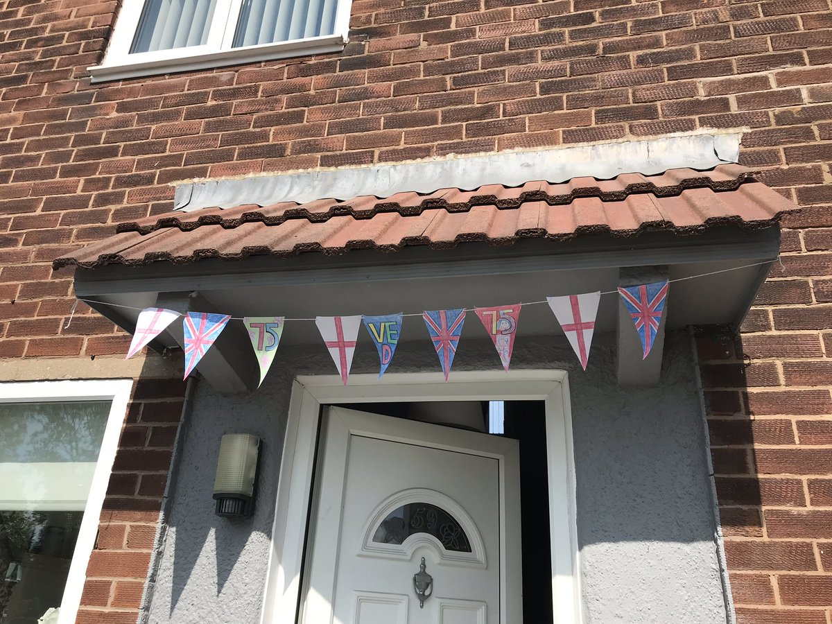 Double_dede's tweet photo. @holyrosaryy2 Sorry we’ve been quiet, we had a really nice day on Friday celebrating VEday. Our street had a party with everyone celebrating in their garden and playing 1940s music, they also decorated their house. Me and Lilah made bunting and hung it up outside 😊🇬🇧 https://t.co/MyRBAXtADl