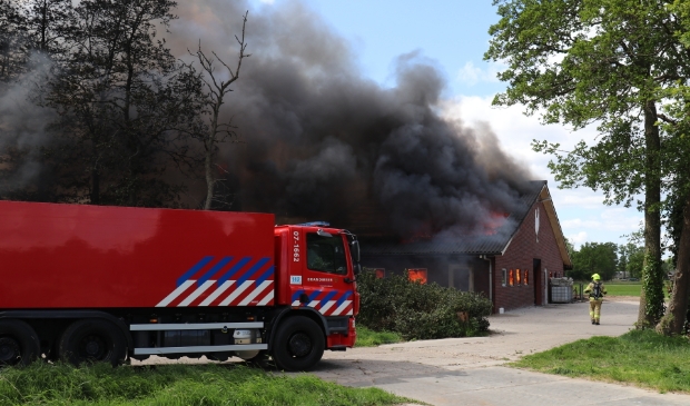 Kippenschuur in vlammen opgegaan in Harskamp [HARSKAMP] Aan de Broekweg in Harskamp is maandagmiddag rond 15.00 uur een zeer grote brand uitgebroken.