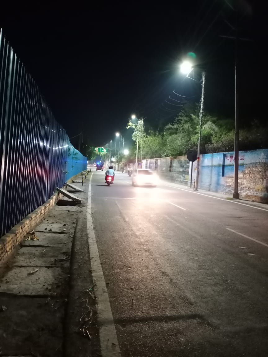 VikasChandra92's tweet photo. टीम #EESL की निरंतरता और दृढ़ इच्छाशक्ति ही हमसबको इस महामारी में अपने दायित्वों को ईमानदारी से निर्वहन करने की प्रेरणा देती हैं। 
अंधकार को भागना ही @EESL_India का एक मात्र उद्देश्य है।
ULB-Kanpur Z-4
#UJALAPRAKASHPATHKA #EESLSpirit
@ankursharma63 @SinhaSonadhari @roopesh0051 https://t.co/RDXBbiLqYp