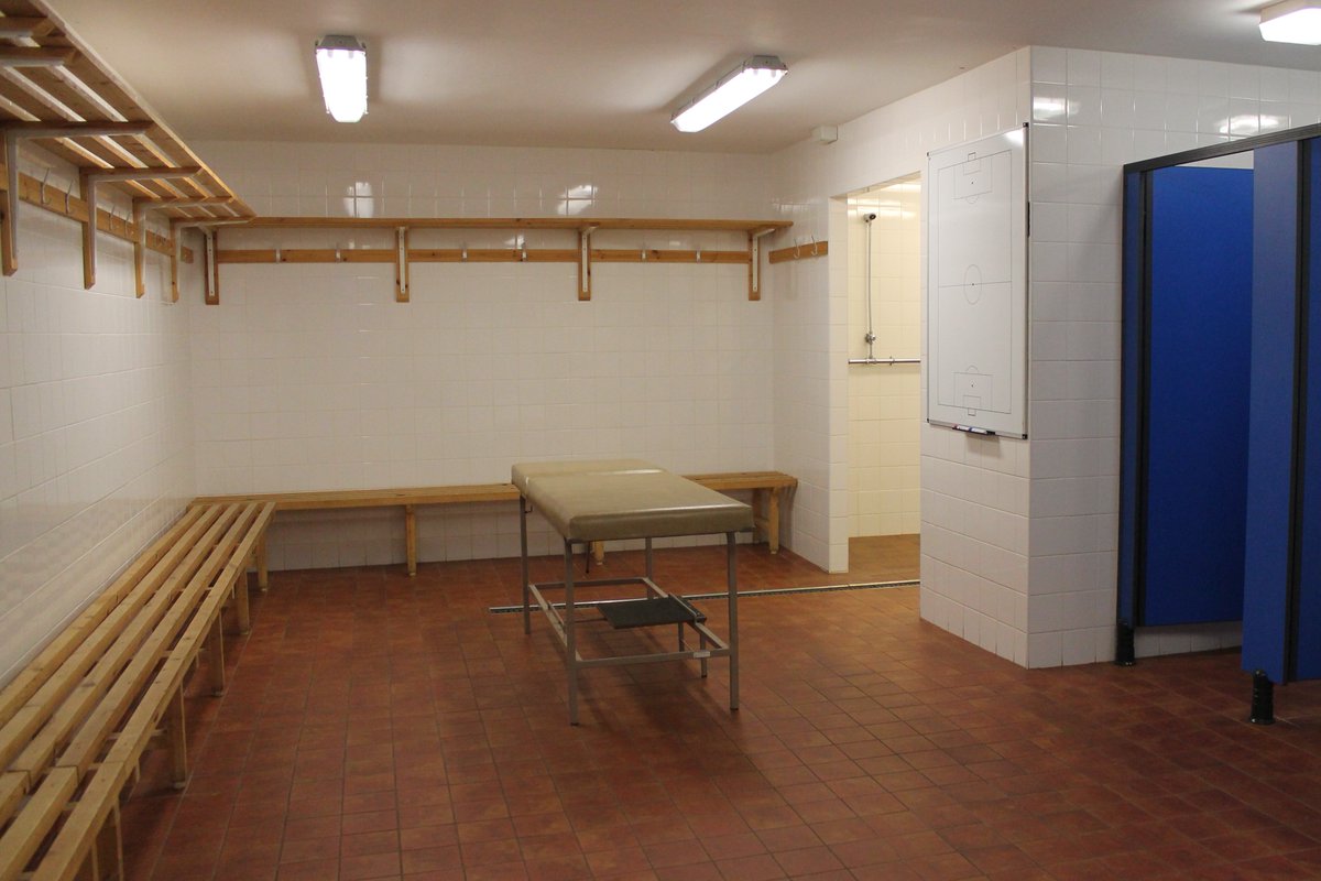 🚿 Reminder to clubs responsible for changing facilities. With #COVID19 pausing football, water will be sitting in pipes for some time and it could heighten the risk of Legionnaires disease. If you can, run taps, showers, etc to help reduce the risk #BerksBucksFA