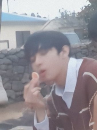 jahxuwu's tweet photo. YUNG NASA SAHIG BA NA CHIPS YUNG KINAKAIN MO JAH KAYA HINIHIPAN MO MUNA??? YUNG TOTOO??? 

@SB19Official @jah447798 https://t.co/1avwrysWqu